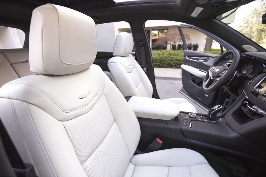 Интерьер Cadillac XT5 Sport 2019 года  (NA) (фото 8 из 42)